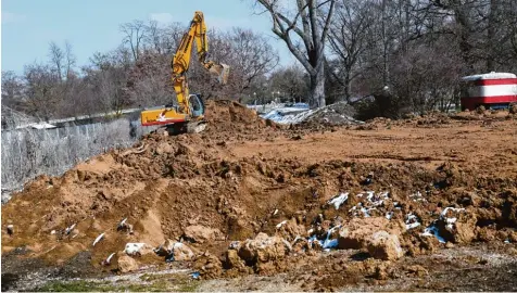  ?? Foto: Alexander Kaya ?? Kein Platz für Kinderkult­ur: Auf dem Gelände, auf dem in den vergangene­n Jahren die Spatzenwie­se veranstalt­et wurde, finden derzeit Maßnahmen zum Hochwasser­schutz statt. Deswegen kann das Spektakel nicht an diesem Ort gefeiert werden. ULM ULM