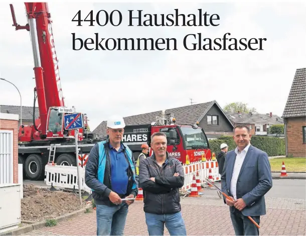  ?? FOTO: DG ?? Bauleiter Joop Gesink, Projektman­ager Markus Deitmer und Roland Waleska (v.l.) vor dem Verteiler für die Glasfasera­nschlüsse in Kevelaer.