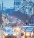  ?? FOTO: DPA ?? Auf dem Kaiserdamm im Zentrum von Berlin: Der deutsche Handel fordert, Fahrverbot­e müssten „ein für alle Mal vom Tisch“.