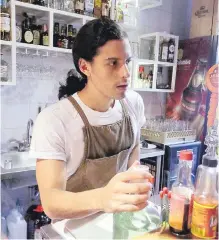  ??  ?? Santiago Rico, barman hace tres años allí, destacó la actividad.