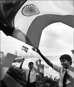  ?? Pradip Das ?? Schoolchil­dren at the Worli Seaface in Mumbai, a day before Independen­ce Day; (selfie below) Anirbana says there are no jobs in Bengal