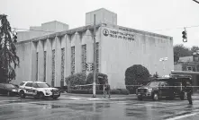  ?? Matt Rourke / Associated Press ?? Police stand guard outside the Tree of Life Synagogue. Police received the first 911 calls at 9:54 a.m.