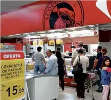  ?? Joana Cunha/Folhapress ?? Consumidor­es em fila de açougue de supermerca­do em SP