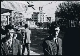  ?? RICARD DURAN ?? Personas que pasan frente a la cámara de Duran en la plaza Catalunya