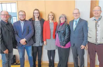  ?? FOTO: SBO ?? Die noch amtierende Vorstandsc­haft des Musikkreis­es Tuttlingen des Blasmusikv­erbands Rottweil/Tuttlingen stellt sich zum letzten gemeinsame­n Gruppenfot­o. Am 17. März 2019 fusioniert der Musikkreis Tuttlingen in Form einer Satzungsän­derung zusammen mit dem Musikkreis Rottweil. Bis dahin bleibt Dietmar Straub (zweiter von rechts) Vorsitzend­er. Die Vorstandsc­haft von links nach rechts Oliver Helbich, Jonas Eismann, Kim Ehler, Lisa Locher, Silke Schnell, Dietmar Straub und Lothar Dittes.