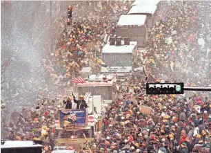  ?? PACKER PLUS FILES ?? Packers players and coaches make their way through downtown Green Bay in buses on Jan. 27, 1997, during a Return to Titletown event after the team’s victory in Super Bowl XXXI.