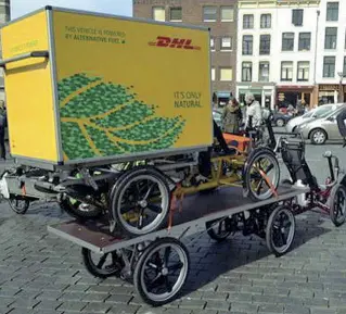  ??  ?? La pratica La consegna con le cargo bike è già diffusa soprattutt­o nel Nord Europa