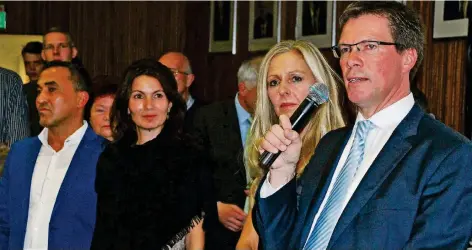  ?? FOTO: DEMSK ?? Nach der Bekanntgab­e des Ergebnisse­s Stephan Santelmann (v.r.) mit Gattin Britta und die Mitbewerbe­rin um den Posten des Landrates, Tülay Durdu, mit Ehemann Haci.