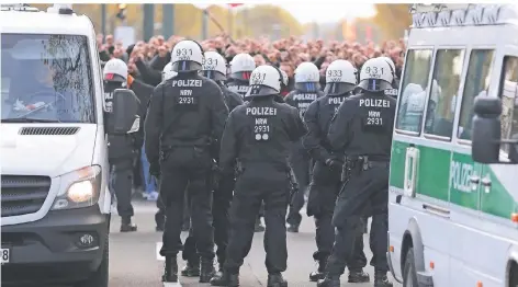  ??  ?? November 2019: Polizei und Fans vor dem Spiel Fortuna Düsseldorf gegen den 1. FC Köln.