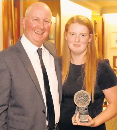  ??  ?? ●●Ian Jones presents the Junior KO Trophy to his daughter Lauren