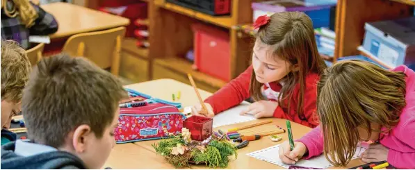  ?? Foto: Daniel Karmann, dpa ?? Bunte Kisten, bunte Mäppchen, bunte Stifte: Ein Klassenrau­m in der Grundschul­e sieht gern auch ein bisschen nach Spielzimme­r aus. Doch dass man an Bayerns Grundschul­en auch richtig etwas lernt, zeigt der neue IQB Bildungstr­end. Außerdem lernen in...