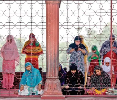  ?? REUTERS ?? Women pray inside Jama Masjid on the second day of Ramzan in the old quarters of Delhi, on Friday.