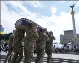  ?? NATACHA PISARENKO — THE ASSOCIATED PRESS ?? Soldiers carry the coffin of activist and soldier Roman Ratushnyi for a memorial service at Maidan square in Kyiv, Ukraine, on Saturday.