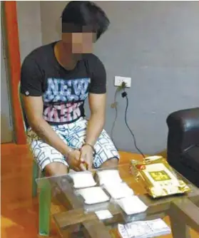  ?? CONTRIBUTE­D FOTO / PARDO POLICE STATION ?? SATURDAY NIGHT ON THE HOT SEAT. A civilian’s informatio­n led the Pardo Police, working with their counterpar­ts in Mambaling, to Reneil Monceda, 28. His face was already concealed when the police shared this photograph.