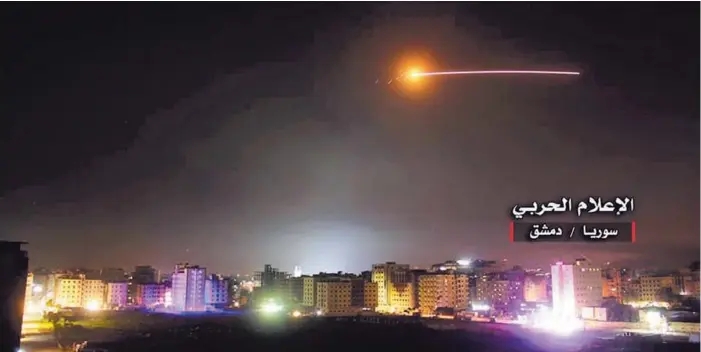  ?? AP ?? Misiles israelíes alcanzan la posición de defensa aérea y otras bases militares en Damasco, Siria. El Ejército israelí dijo que atacó a ‘decenas’ de objetivos iraníes en Siria.