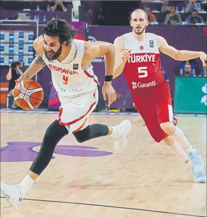  ?? FOTO: EFE ?? Ricky Rubio progresa con el balón ante la mirada de Sinan Guler. El base de El Masnou ha metido sus tiros en el último cuarto