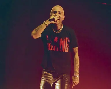  ?? ?? Nome d’arte Il rapper napoletano Luchè (all’anagrafe Luca Imprudente, 41 anni) a Rimini, nel concerto d’apertura del suo «Dvla tour»