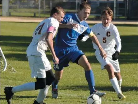  ?? STAN HUDY SHUDY@DIGITALFIR­STMEDIA.COM @STANHUDY ON TWITTER ?? Saratoga Springs seniorJona­than Irons looks to split Colonie’s Cameron Enos (21) and Jackson Mateha (5) in the first half Thursday.