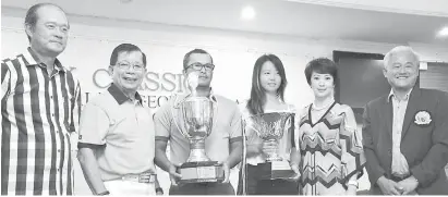  ??  ?? TAHNIAH: Lokman (tiga kiri) dan Tan (tiga kanan) masing-masing memegang piala juara baharu selepas menewaskan juara bertahan pada Kejohanan Sarawak Classic Ke-27 di KGS, Kuching semalam.