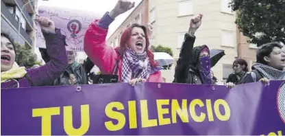  ?? SANTI GARCÍA ?? Una mujer lanza consignas feministas durante la manifestac­ión del 8M en Badajoz.