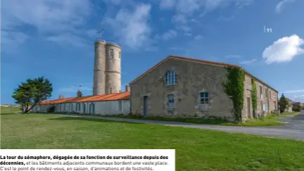  ??  ?? La tour du sémaphore, dégagée de sa fonction de surveillan­ce depuis des décennies, et les bâtiments adjacents communaux bordent une vaste place. C’est le point de rendez-vous, en saison, d’animations et de festivités.