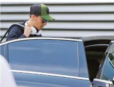 ?? FOTO: IMAGO ?? Schnell ab in den Urlaub: Mesut Özil steigt nach der Ankunft in Frankfurt in einen Wagen ein. An dem Mittelfeld­spieler scheiden sich die Geister.