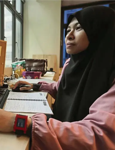  ?? — Photo: LIM MAY LEE/ THE STAR ?? Website programmer Razan said freelancin­g has its ups and downs, but she neverthele­ss enjoys being able to work at her own pace. She still has a full-time job at the moment, as she wants to maintain a stable income.