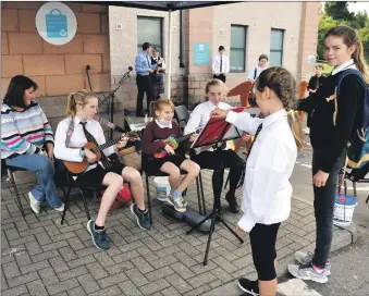  ?? 01_B39Liz10 ?? Visitors enjoy a charming performanc­e by the Isle of Arran Music School’s ukulele players.