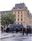  ?? FOTO: ISORE/IMAGO ?? Vor der Notre-Dame war ein hohes Polizei-Aufgebot.