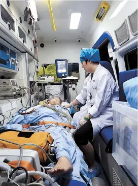  ??  ?? Xiao Yu is transferre­d from Changzhou to the Children’s Hospital of Fudan University on September 21. — Ti Gong