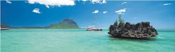  ?? FOTOS: DPA ?? Wo Himmel und Meer aufeinande­rtreffen: Mauritius kennt sämtliche Blau-Schattieru­ngen – nicht nur auf Briefmarke­n.