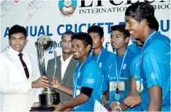  ??  ?? Champion team Lyceum Nugegoda receiving the award from Nikhitha Grero