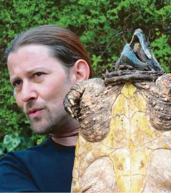  ?? Foto: Reptiliena­uffangstat­ion ?? Tierarzt Markus Baur und eine Schnappsch­ildkröte.