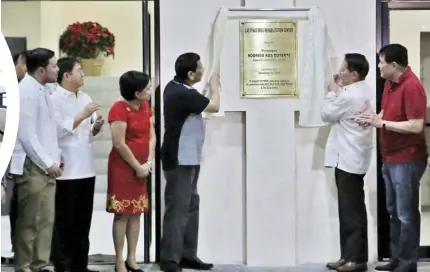  ??  ?? President Rodrigo Duterte together with Health Secretary Francisco Duque III, Sen. Cynthia Villar, former Senate President Manny Villar and Public Works and Highways Secretary Mark Villar, unveil the marker that signals the opening of the Las Piñas Drug Rehabilita­tion Center.