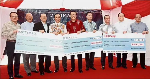  ??  ?? Caring hearts: (From left) Lee, Mohamad Noor, Dr Lim, Tan, Liow, Kong, Leong, Tang and Gan.