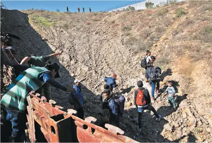  ??  ?? Acelerado. Desde mediados de octubre están llegando familias en grandes grupos una o dos veces a la semana.