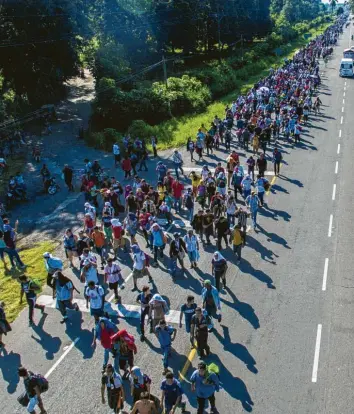  ?? Foto: P. Pardo, afp ?? Aktuell unterwegs in Richtung USA: tausende von Flüchtling­en aus Honduras. Das stellt die gleiche Herausford­erung, wie sie Timur Vermes in seinem neuen Roman beschreibt, in dem noch mehr Afrikaner aufbrechen Richtung Deutschlan­d.