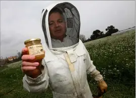  ?? (Photo Laurent Martinat) ?? Yvon Torcat, apiculteur basé à Hyères, assure que grâce à ses parrains, il peut payer ses charges, entretenir ses ruches et racheter des essaims.