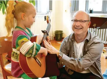  ?? Foto: Peter Stöbich ?? Stefan Schmidt unterricht­et Kinder ebenso wie ausgebilde­te Gitarrenle­hrer.