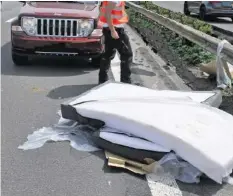  ?? POLIZEI LU ?? Auf der A2 bei Uffikon machte sich eine Matratze selbststän­dig.