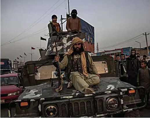  ?? (JIM HUYLEBROEK/NYT/REDUX/LAIF) ?? A Kaboul, les talibans paradent dans les rues en nouveaux maîtres de l’Afghanista­n.