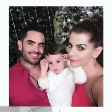  ??  ?? Desde que el pequeño Matías estaba en camino, Caro y Lincoln le inculcaron la importanci­a de esta época para compartir en Familia. “Si estamos los tres, todo vale la pena”.