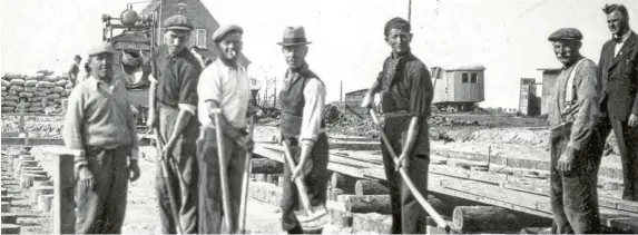  ?? Fotos: Archiv Dietrich Janßen, dpa (Symbolbild), Thomas Hilgendorf, Pastushenc­hyn ?? Während des Zweiten Weltkriegs wurden viele Menschen als Zwangsarbe­iter verschlepp­t.