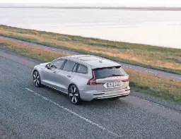  ?? FOTO: VOLVO ?? Der Volvo V60 Recharge bietet Fahrkomfor­t und schafft rein elektrisch bis zu 100 Kilometer.