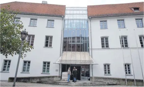  ?? FOTO: KARL-JOSEF HILDENBRAN­D ?? Vor dem Memminger Landgerich­t haben die Stadt Memmingen und die Kaufbeurer Baufirma Dobler nun einen „widerrufli­chen Vergleich“geschlosse­n. Wenn beide Parteien bis zum 28. September keinen Widerspruc­h beim Landgerich­t einreichen, muss die Stadt bis...