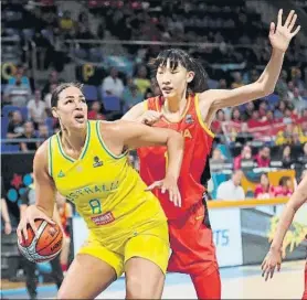  ?? FOTO: EFE ?? Liz Cambage, de Australia, ante Xu Han, de China, en el encuentro de ayer