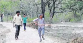  ?? DHEERAJ DHAWAN/HT PHOTOS ?? ▪ A day after three children were killed by feral dogs in Sitapur, alert villagers walk with sticks for their safety. (R) A young boy in combat mode against canine terror in Khairabad