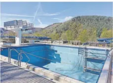  ?? FOTO: ROSI DÖRHÖFEr ?? Leer wird das Schwimmbec­ken im Kylltalbad bei Kordel auch im Sommer 2024 bleiben. Viele Menschen ärgert dies maßlos.