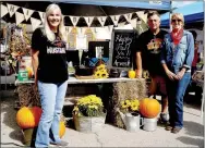  ?? RITA GREENE/MCDONALD COUNTY PRESS ?? Mary Sue Parish of Noel, left, and Keith Peck, the chili chef, and Rosie Peck representi­ng the Anderson branch of Arvest Bank, brought their chili entry to the Ocktoberfe­st Saturday at Pineville Square.