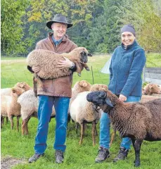  ?? FOTO: BIRGIT VAN LAAK ?? Christiane Mohr und Peter Bette halten am Ortsrand von Sulmingen Schafe. Die meisten Tiere gehören zur alten Rasse der Coburger Fuchsschaf­e (hellere Schafe im Hintergrun­d).